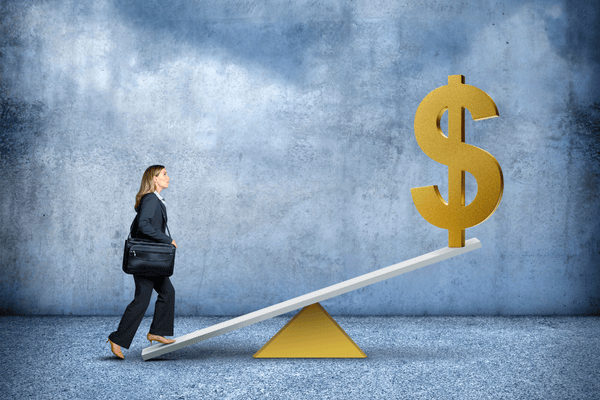 pebisnis wanita dan simbol dolar menggambarkan konsep apa itu leverage - Ultima Markets