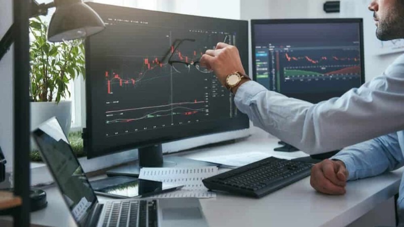 買賣黃金ETF 投資者正在電腦上操作買賣黃金ETF的場景-Ultima Markets