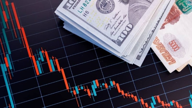 黃金與美元的市場 一位交易者正在分析黃金與美元的市場-Ultima Markets